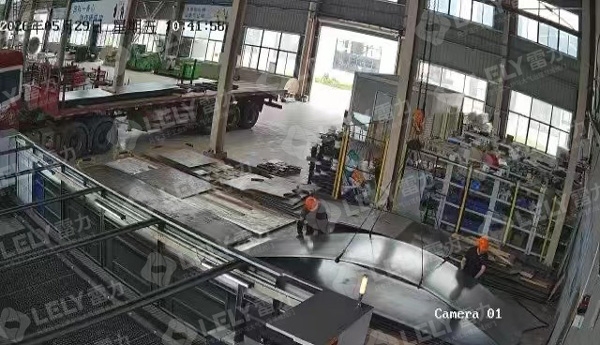 雷力非標閥門車間又到一車新材料.jpg